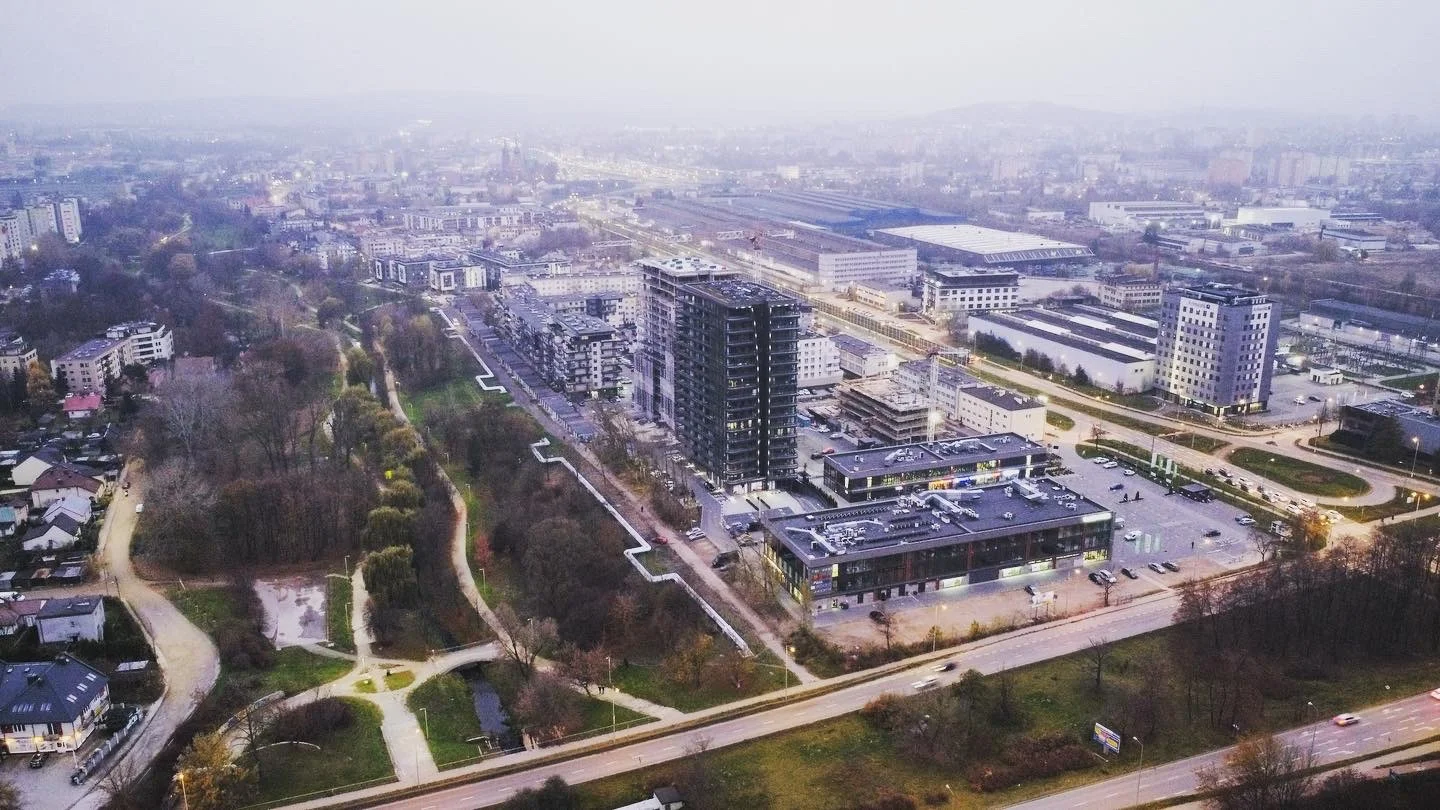 Panorama Kielc nocą — tło sekcji Detektyw Kielce
