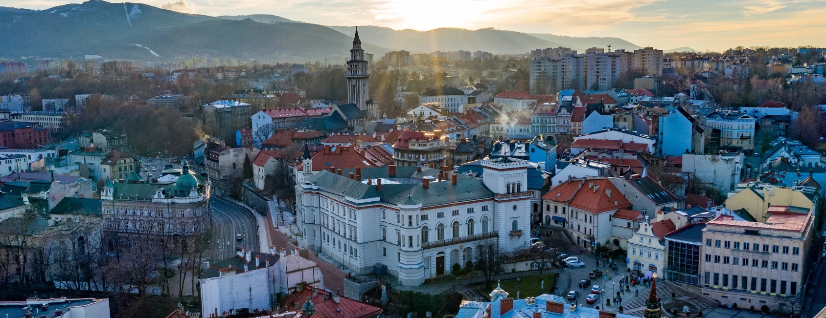Panorama Bielska-Białej nocą — tło sekcji Detektyw Bielsko-Biała